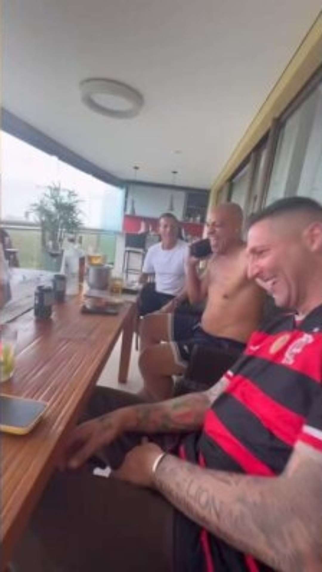 Materazzi veste camisa do Flamengo personalizada para despedida de Adriano Imperador