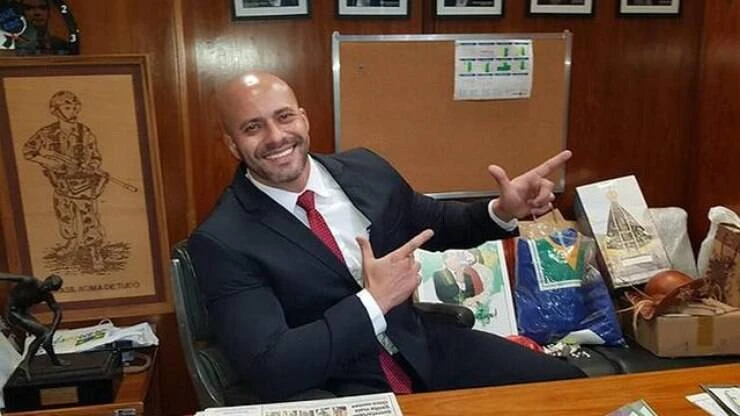 Deputado federal do RJ usa atestado médico para ficar sem máscara em aeroporto
