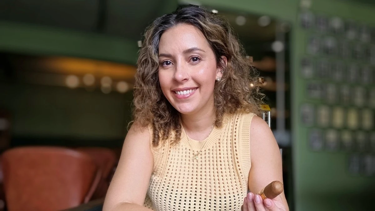 Única mulher em curso de charutos vira símbolo de empoderamento