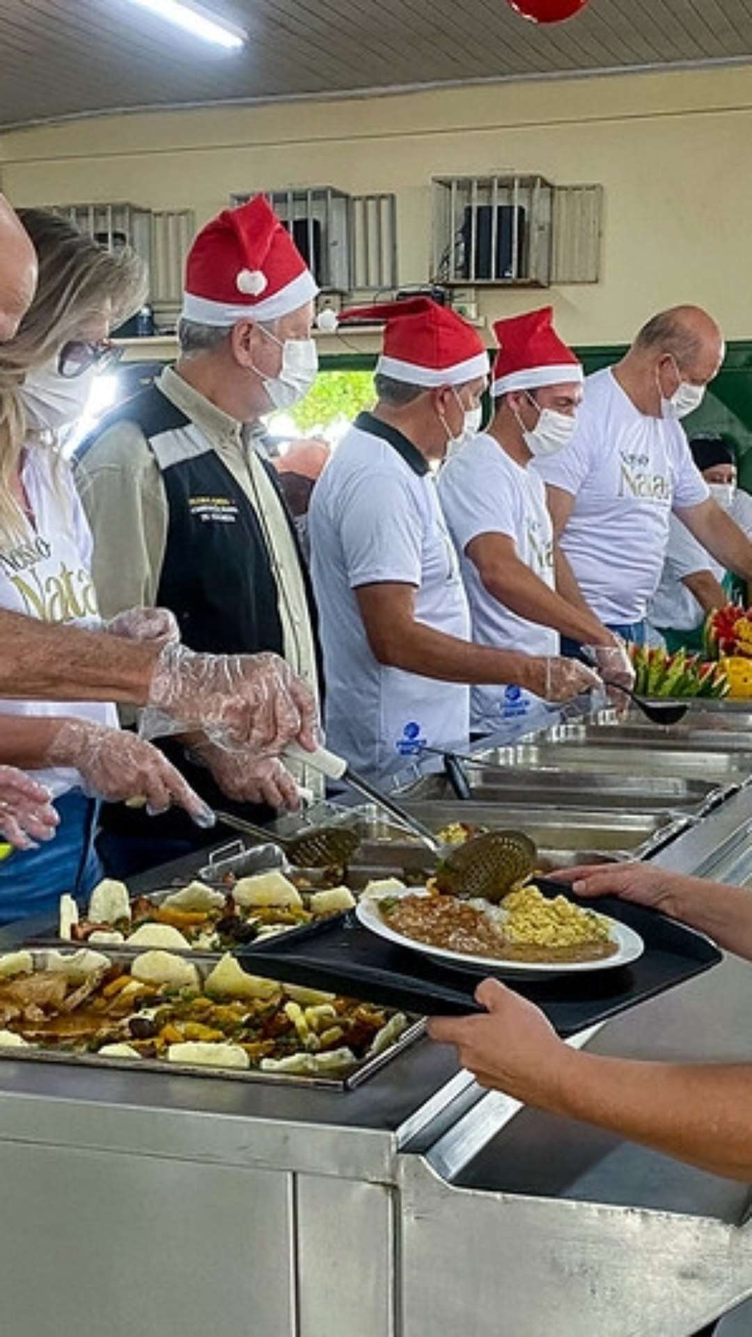 Restaurante comunitário da QNR celebra Natal com almoço especial e brinquedos para crianças