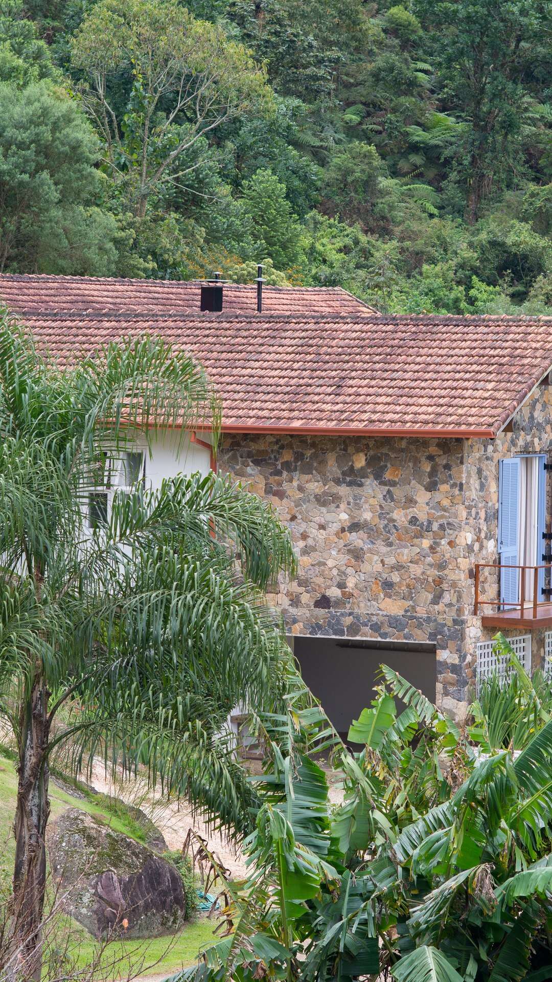 Paredes de pedra e lareira dão charme à casa de campo sustentável