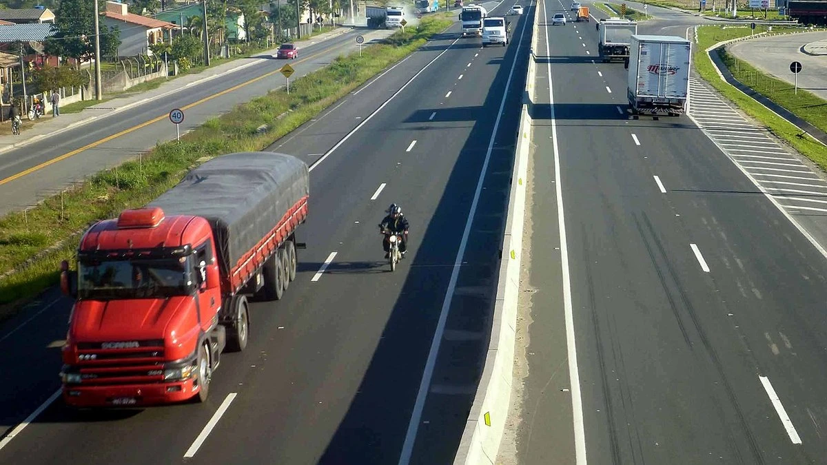 Rodovia BR-101 está totalmente bloqueada em Santa Catarina