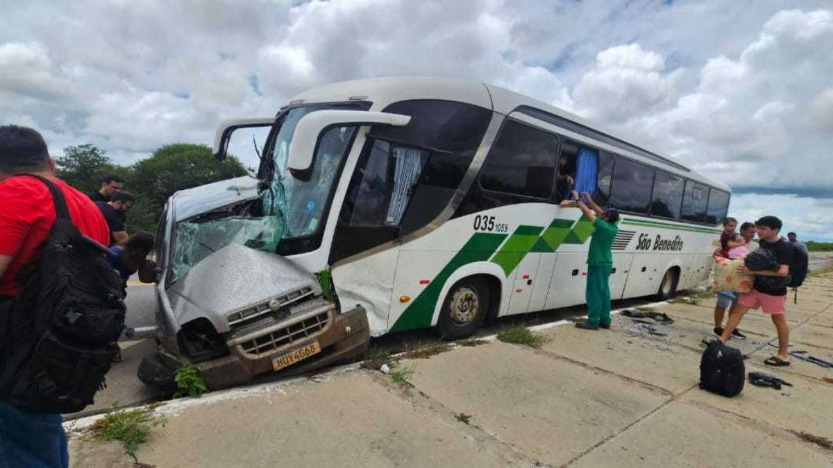 Duas pessoas morrem em acidente entre ônibus e carro na BR-116