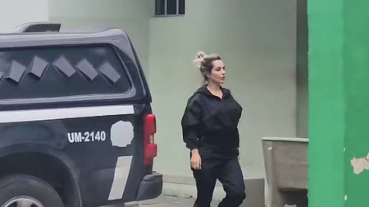 Deolane Bezerra deixa a prisão no Recife