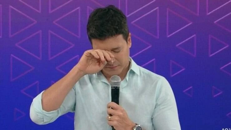 Rodrigo Faro fica estressado com vazamento em seu programa