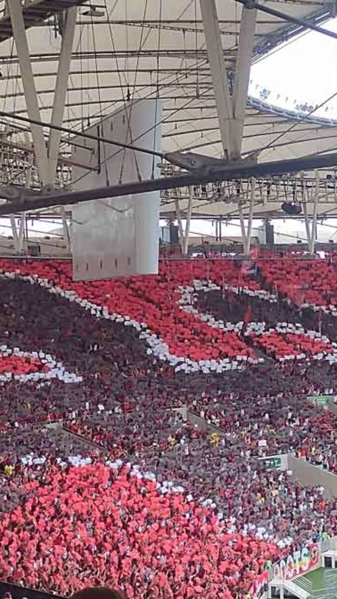 Torcedores ovacionam Gabigol e fazem belo mosaico do atacante