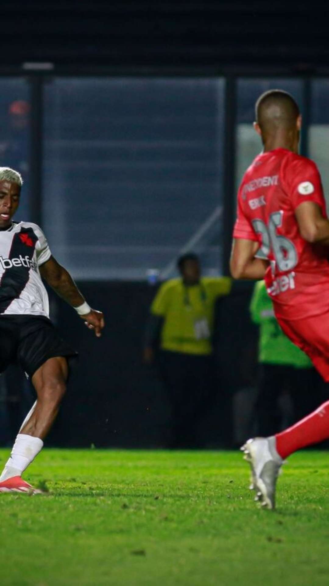 Emerson Rodríguez vai do inferno ao céu em virada do Vasco