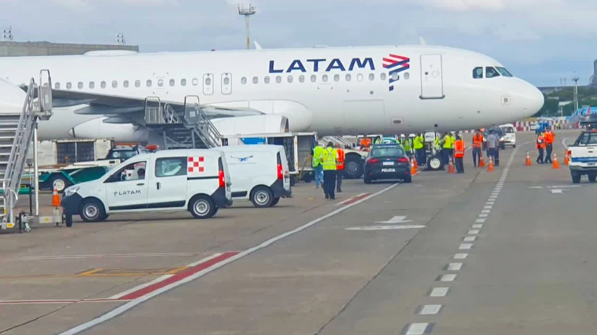 Mulher morre após cair de escada de avião em Congonhas, em SP