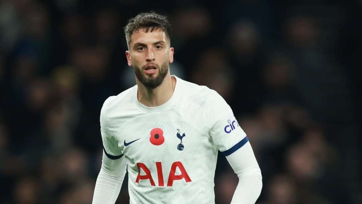 Jogador do Tottenham cai de forma preocupante no gramado e choca torcedores; assista