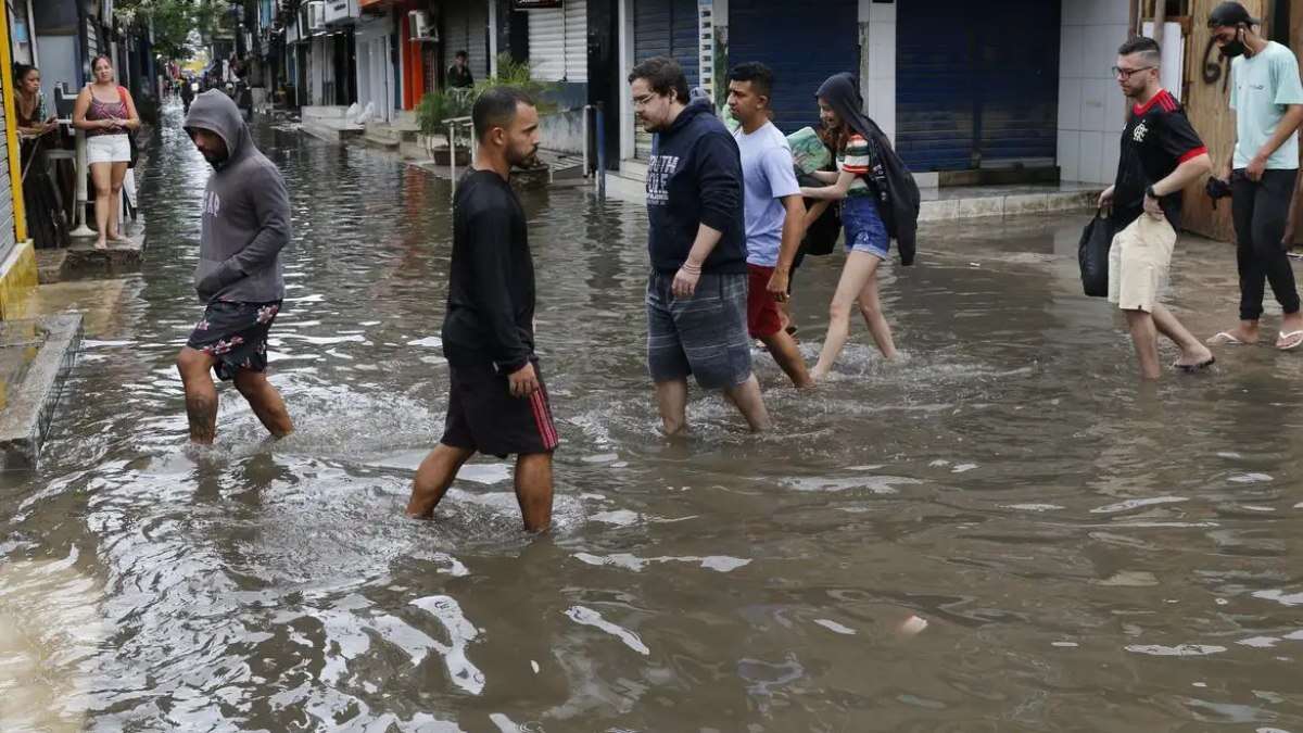 Em Acari, enchente invadiu casas de 20 mil pessoas, dizem moradores