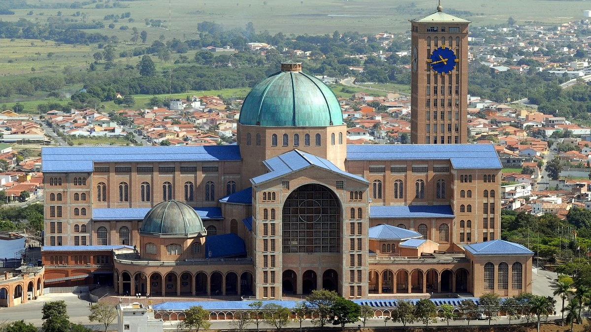 Corpo nu é achado enterrado perto da Basílica de Aparecida (SP)