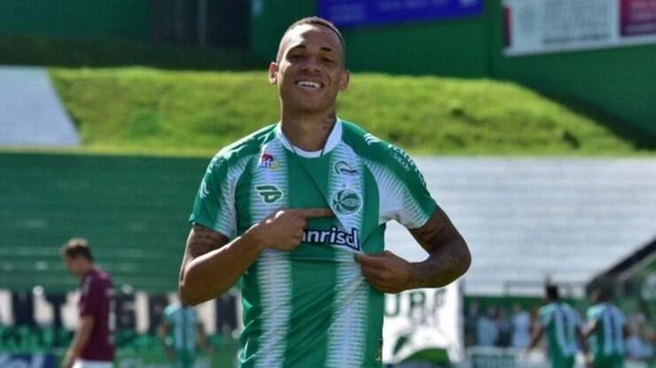 Palmeiras anuncia contratação de Breno, vice-artilheiro da Série B