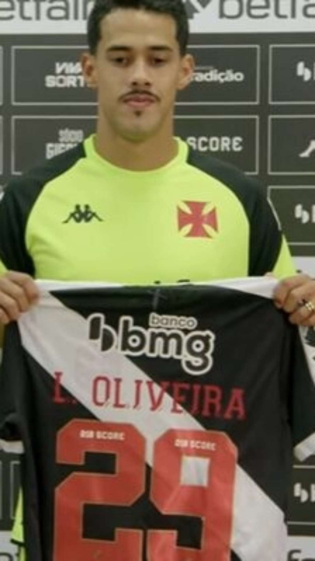 Lucas Oliveira é apresentado no Vasco: ‘Maior desafio da carreira’