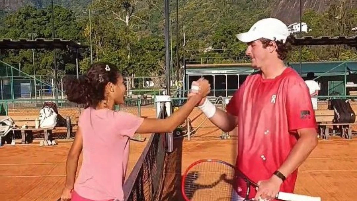 Jovem tenista realiza sonho ao jogar com João Fonseca; assista