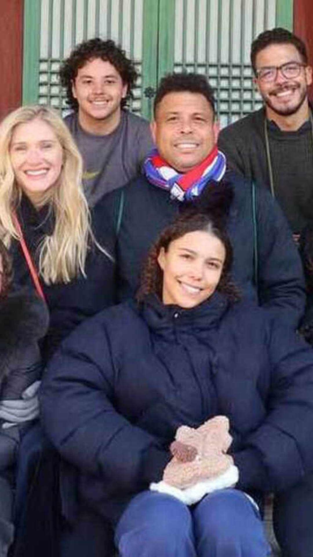 Ronaldo curte passeio em família, e semelhança impressiona