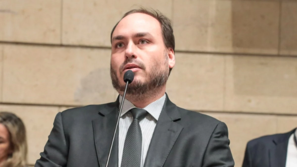 Carlos Bolsonaro nega ligação com a Abin e pede acesso ao processo
