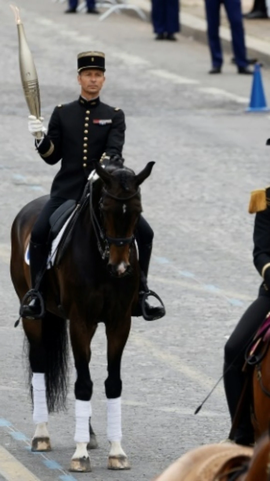 Paris recebe tocha olímpica em 'Dia da Bastilha', data marcada pela festa nacional da França