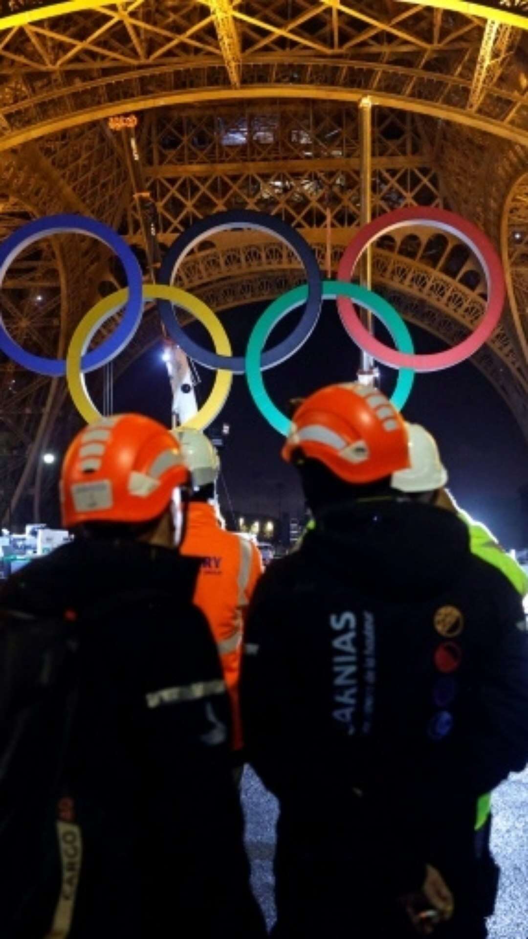 París retira os anéis olímpicos da Torre Eiffel