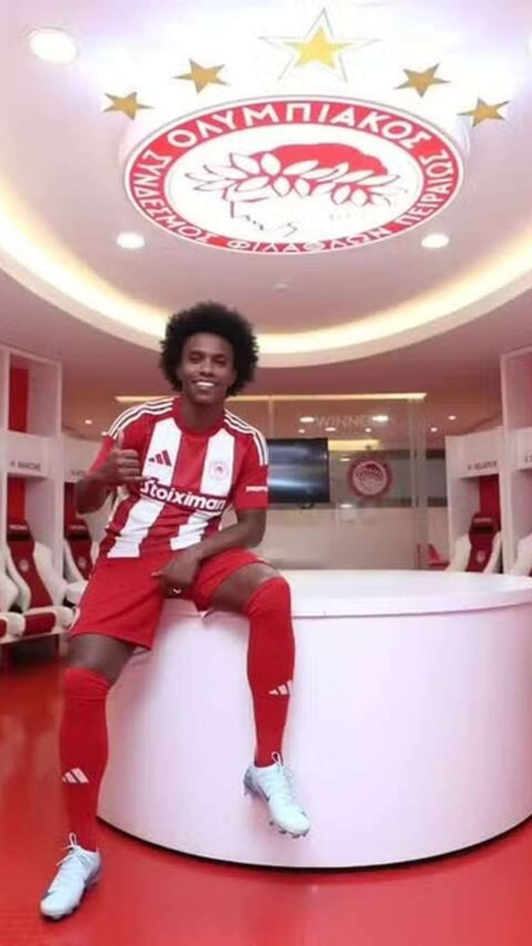 Olympiakos anuncia contratação de Willian