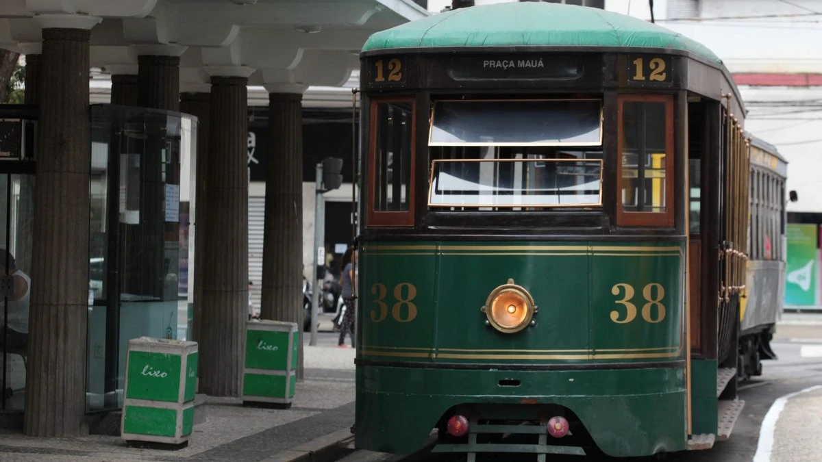 Conheça 5 cidades para andar de bonde elétrico nas férias