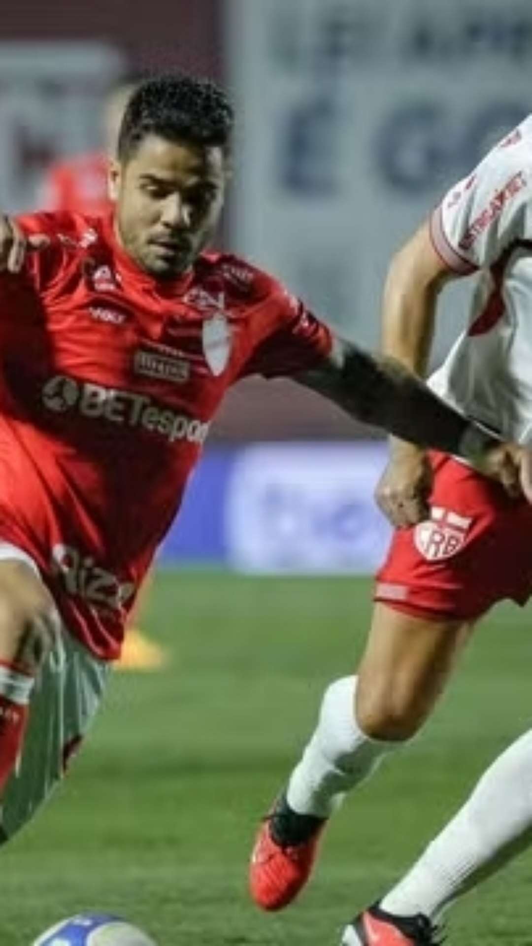 Vila Nova sofre, mas derrota CRB e se aproxima dos líderes da Série B