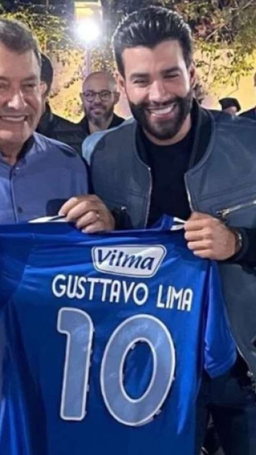 Gusttavo Lima vai à Toca da Raposa e mostra reuniões