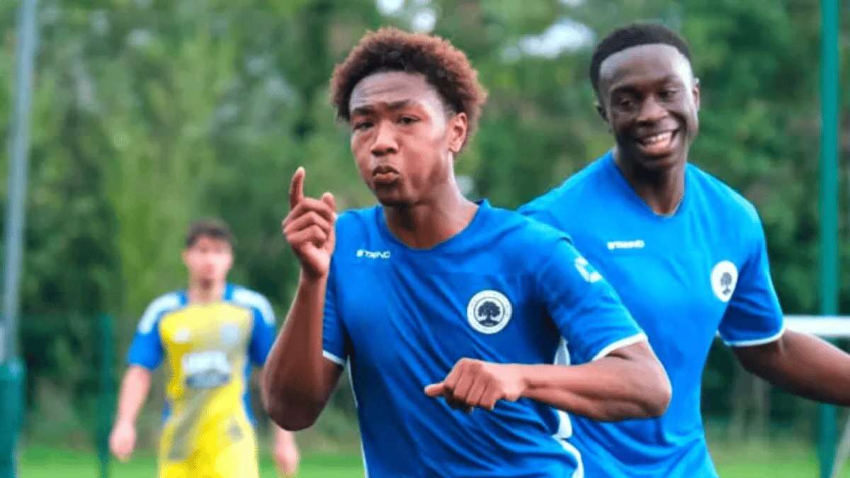 Luto no futebol inglês! Jogador de 16 anos morre durante partida