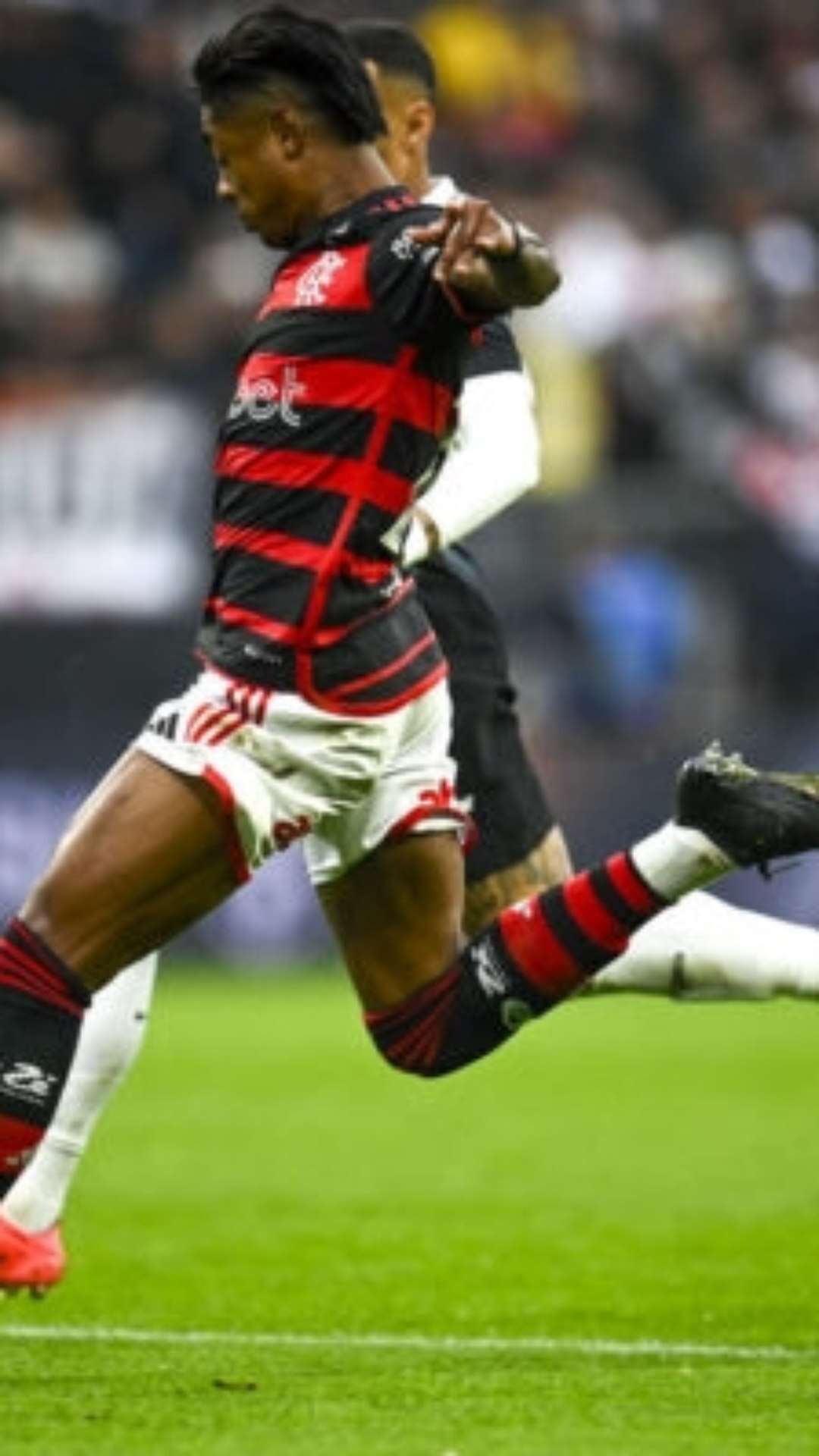 Bruno Henrique, do Flamengo, se pronuncia após expulsão: ‘Muita tristeza’