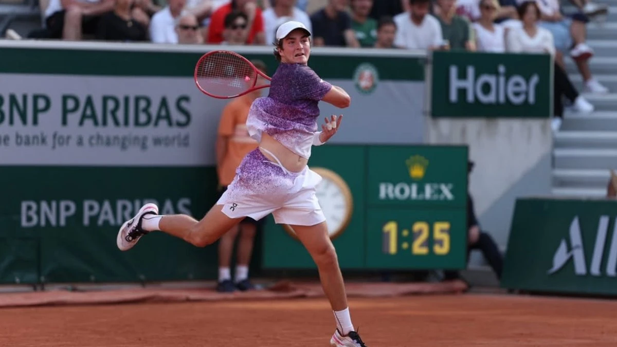 João Fonseca é tenista mais novo a vencer Djokovic em Grand Slam