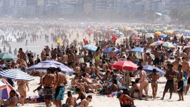 Praias do Rio ficam lotadas de banhistas sem máscaras em feriado nublado