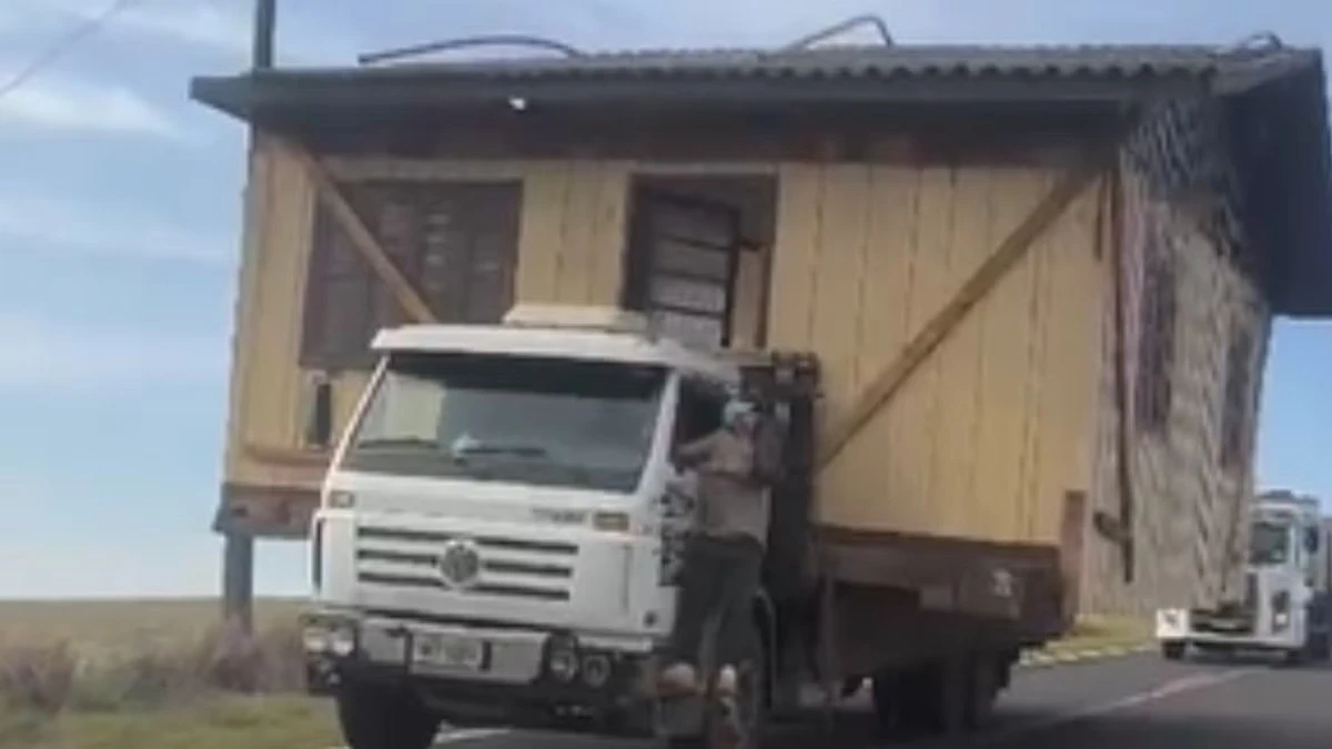Caminhão transporta casa inteira no Paraná; veja vídeo