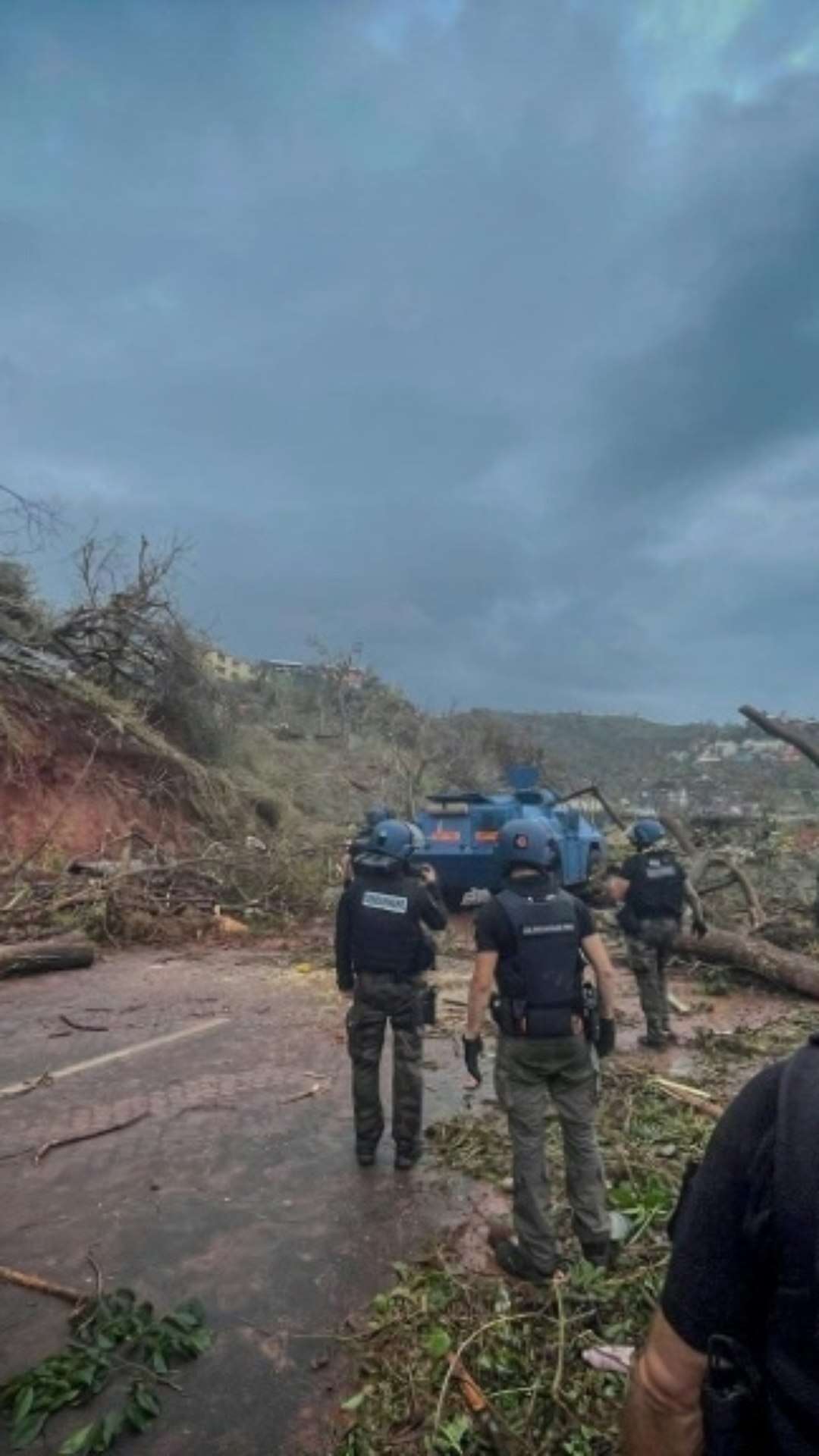 Equipes de emergência lutam contra o tempo para socorrer arquipélago francês devastado por ciclone