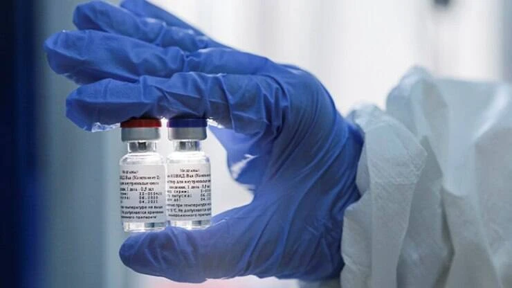 Fundo investidor quer que vacina russa seja produzida em dezembro no Brasil