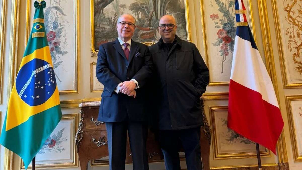 Professores brasileiros são recebidos por embaixador em Paris após darem aula na Sorbonne