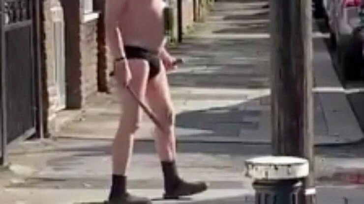 Apenas de cueca, homem é preso andando na rua com facão de 60 cm; veja