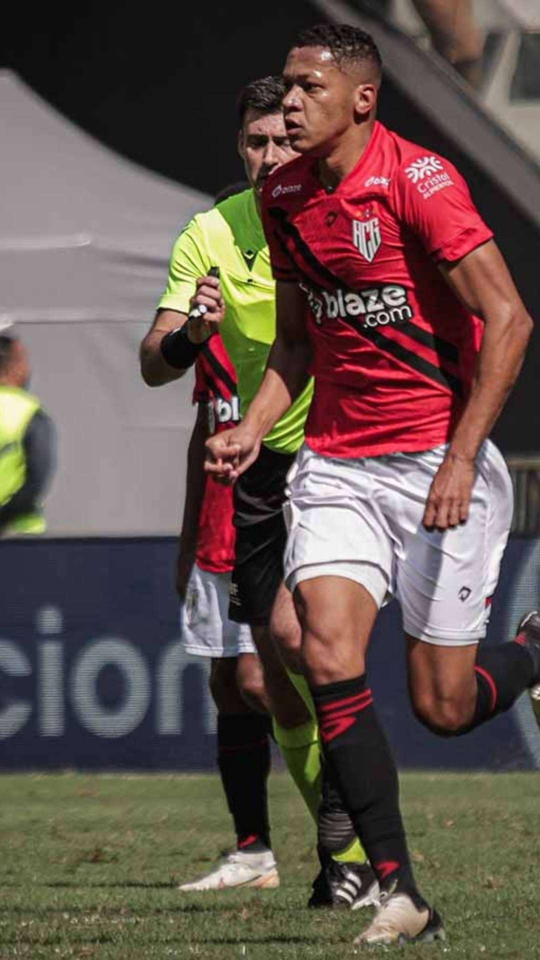 Titular do Atlético-GO, Adriano Martins projeta confronto contra o Palmeiras pela Série A