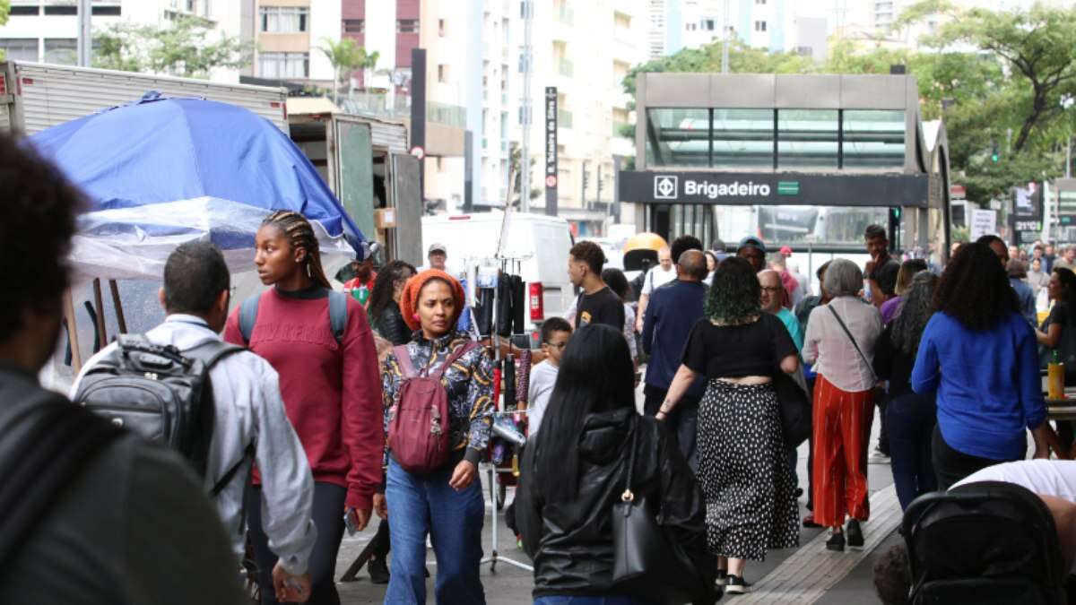 IBGE: Trabalho de casa e filhos afastam jovens negras do emprego e do estudo