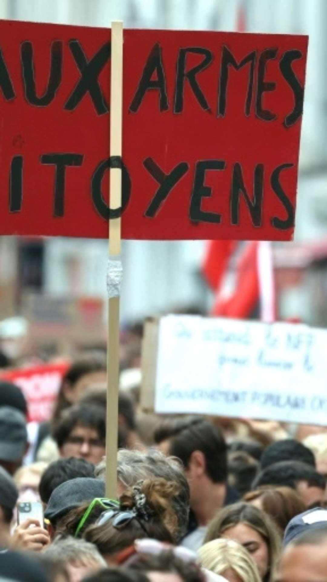 Milhares de manifestantes de esquerda protestam na França contra novo premiê