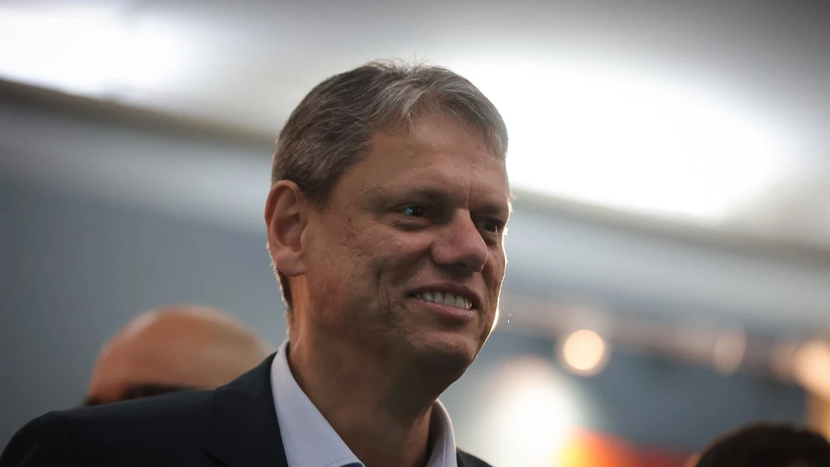 Após procedimento na tireoide, Tarcísio terá alta nesta noite