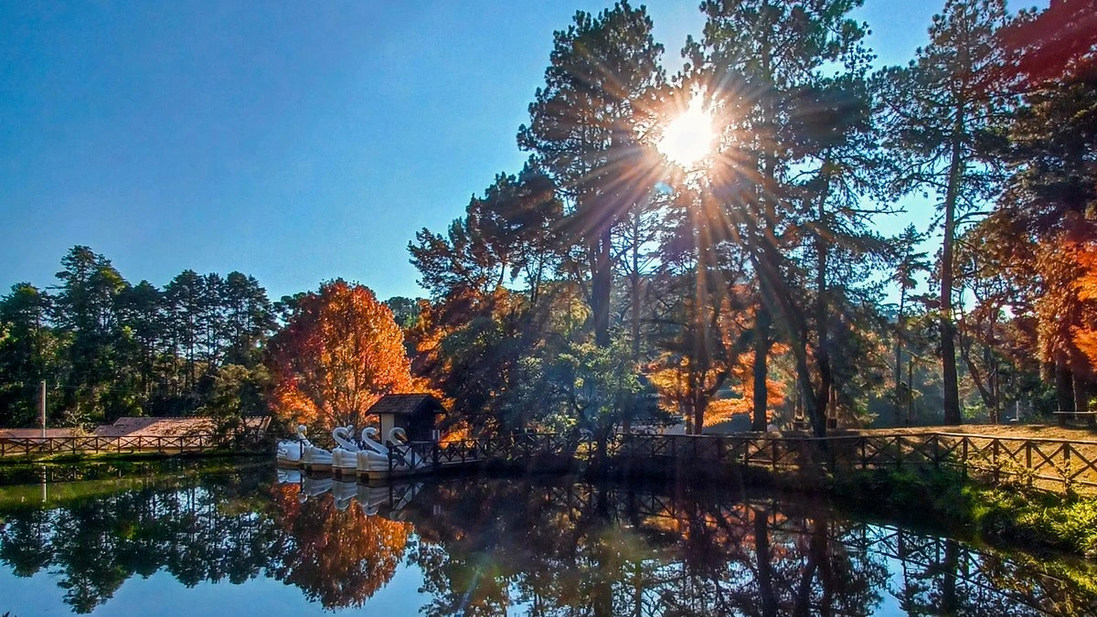 Campos do Jordão atrai turistas nos feriados de outono