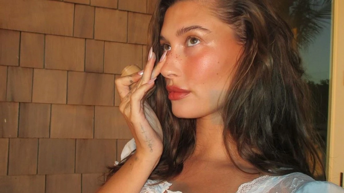 Hailey Bieber vende marca de cosméticos por R$ 5,6 bilhões