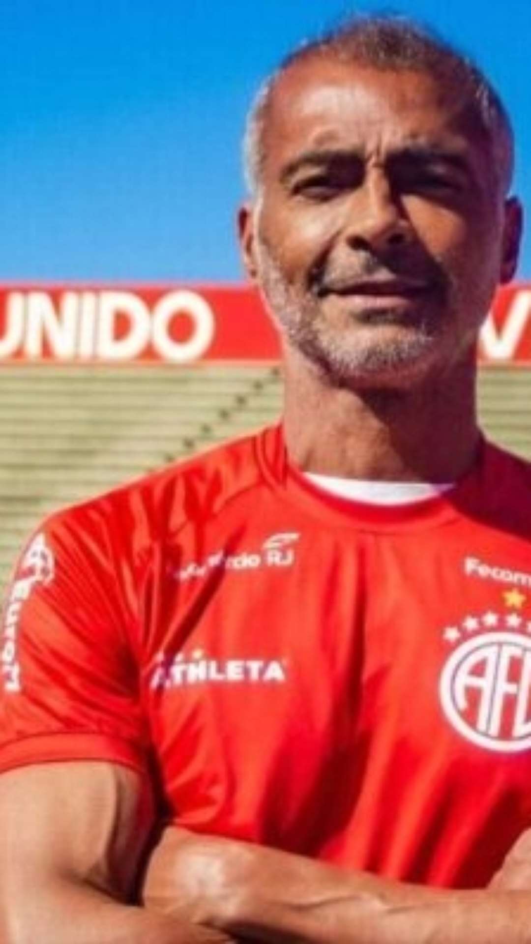 Romário acompanha partida do America-RJ e explica regras das chuteiras pretas