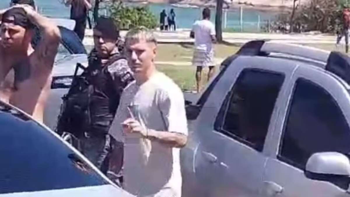 Varela é xingado por torcedores do Flamengo após ser visto em confusão com uruguaios; veja