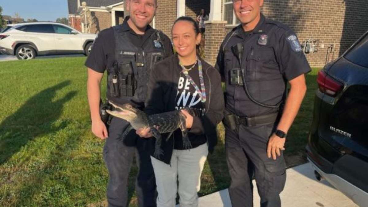 Vídeo: Mulher encontra jacaré com mais de 1 metro embaixo do carro e chama polícia