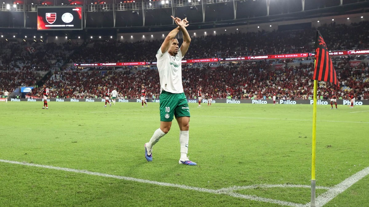 Paulinho é absolvido após ser acusado de provocar torcida do Fla