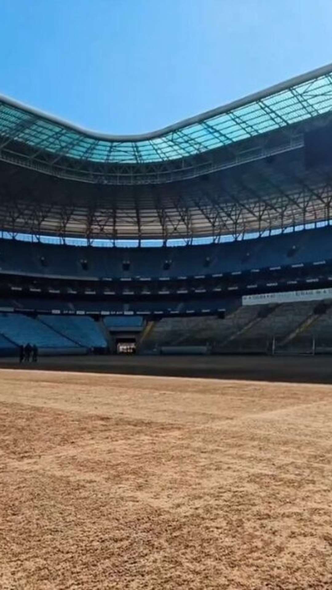 Arena do Grêmio mostra gramado e faz limpeza de vestiários