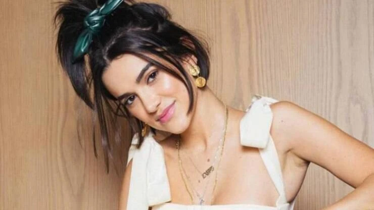 Manu Gavassi pede parceria com Anitta: 