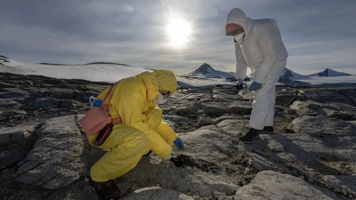 Degelo expõe restos mortais de meteorologista após seis décadas