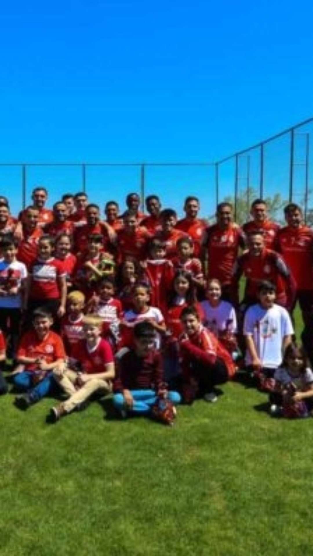 Internacional recebe gurizada em treino. Borré é novidade