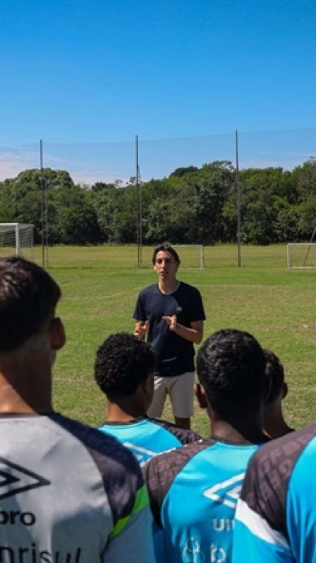 Geromel visita atletas do Grêmio Sub-15